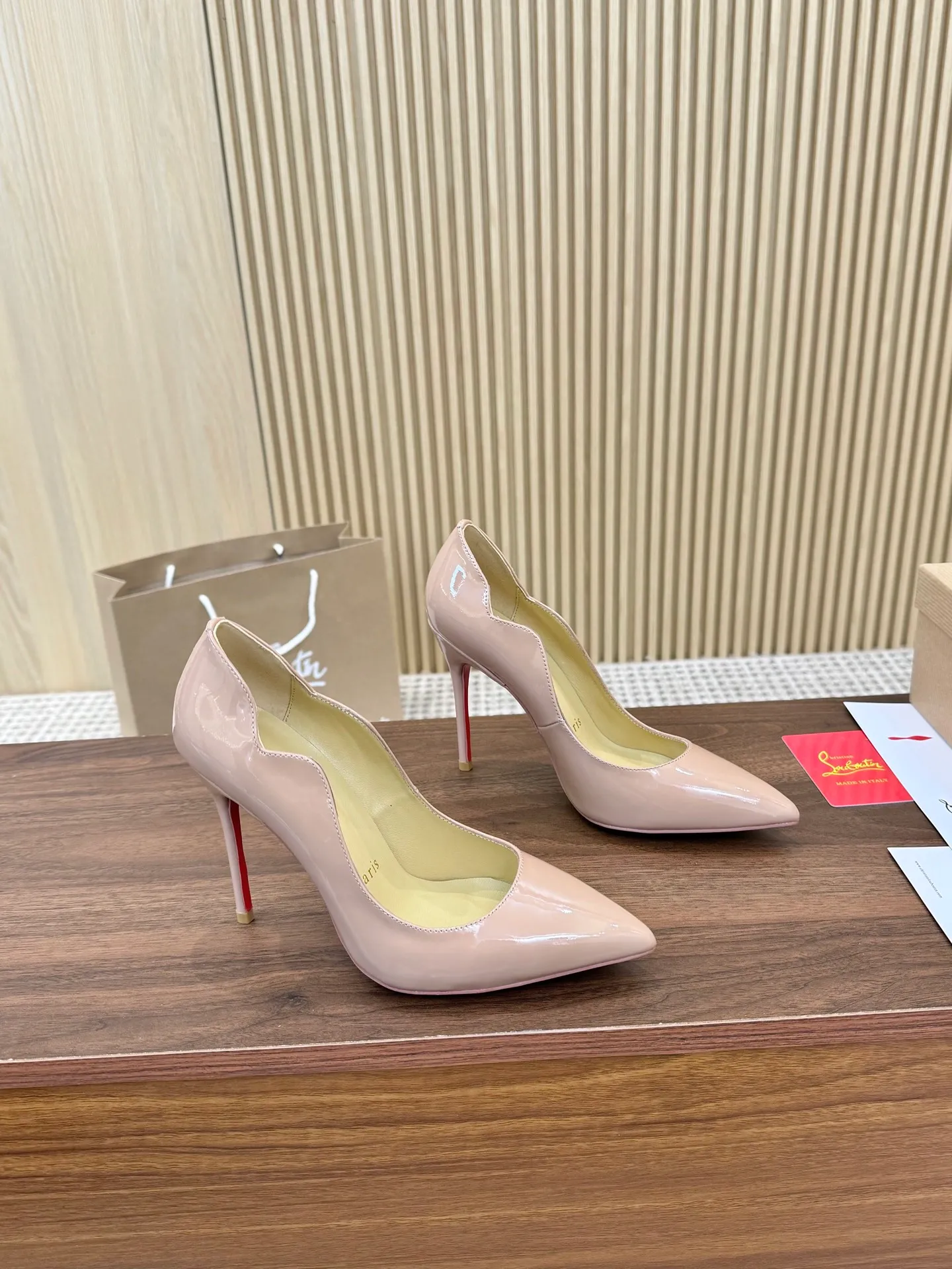 👟👟Ex-factory price 440👟👟 Genuine leather sole +40 shipped all year round 💝Christian Louboutin CL👠 "Imported cow patent leather💎 series" noble and luxurious, real blingbling✨ real materials, all customized by the pattern maker, and the materials are made of original customized materials, achieving the taste of the original 5 color options💍 Upper: Imported 👉Cow patent leather💪 Lining: Sheepskin foot pad/lining Size: 34-40.41.42 Heel height: 10.5cm and 8.5cm two options Leather sole Rubber sole